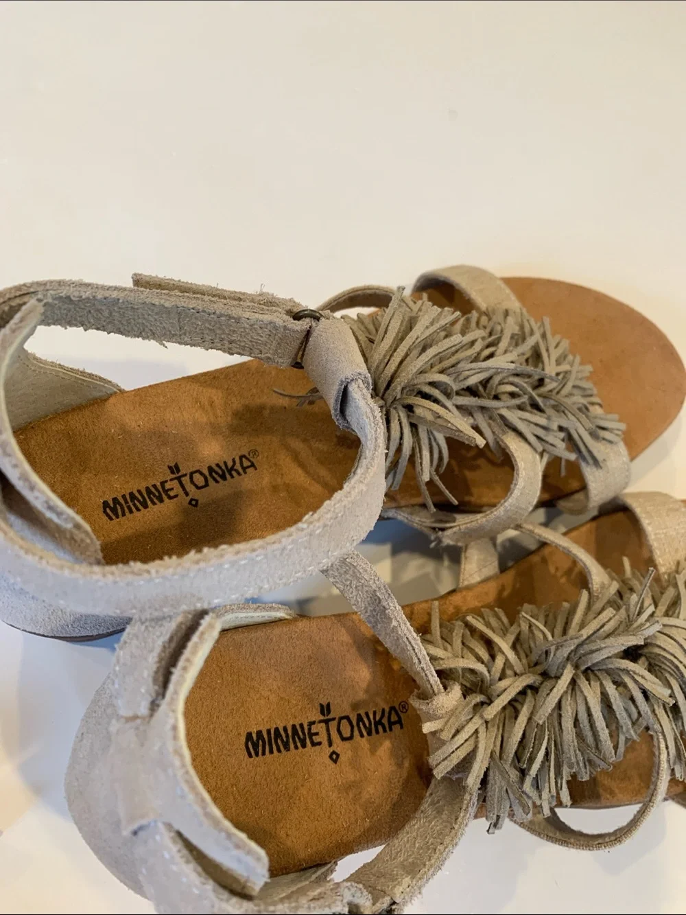 NEW Minnetonka Women's Size 11 Taupe Stone Desi Fringe Wedge Sandals